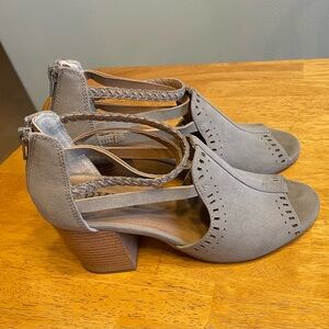 BKE The Buckle Sole Grazia Chunky Heel Peep Toe Sandals Taupe Sz 8 Women's